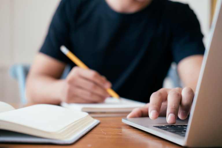 How to Choose an Online College