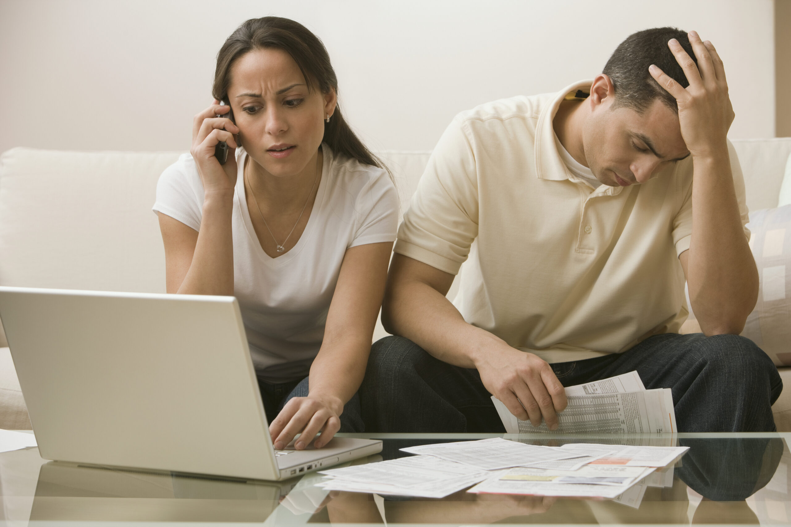 Hispanic couple having difficulty paying bills online